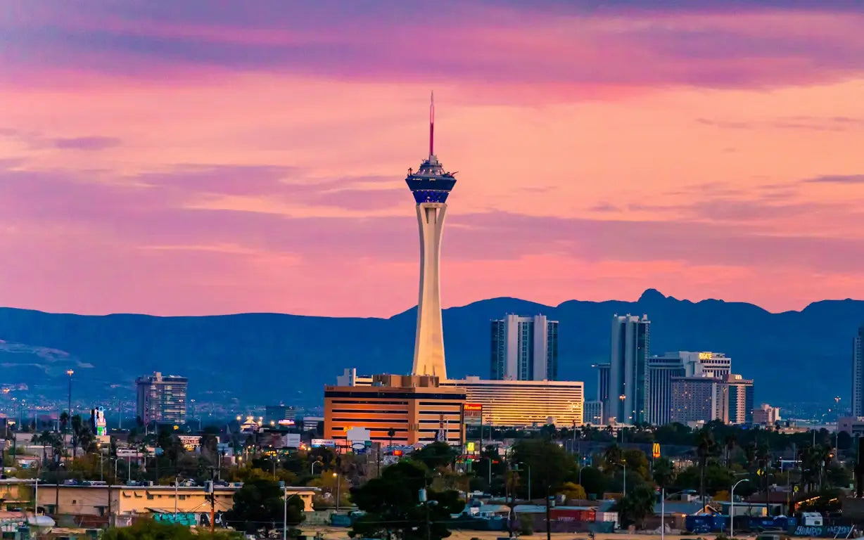 How to Plan the Perfect Vegas Night Around the STRAT 🎲🍸
