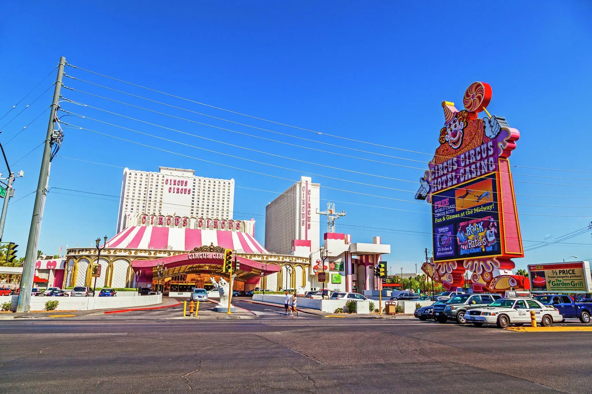 Shop, Swing & Sip: A Day of Fun Near Circus Circus Las Vegas ⛳🍹
