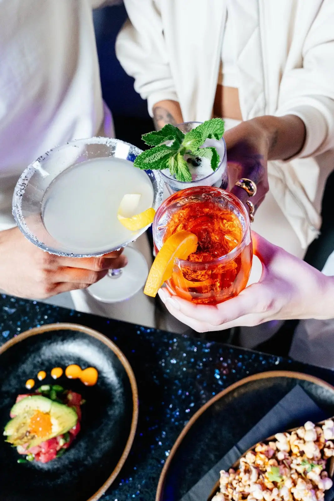 Atomic Golf Las Vegas full bar offering top-tier cocktails and an unforgettable drinking experience.