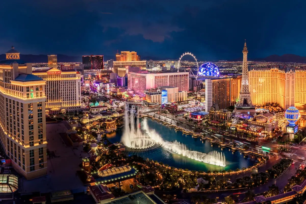 First-Timer’s Guide to Sin City: What to See, Eat & Experience in Las Vegas 📸🍹