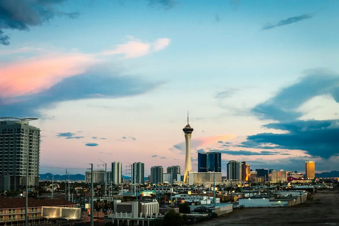 Best Things to Do Near the STRAT Tower Las Vegas 🎰🌃