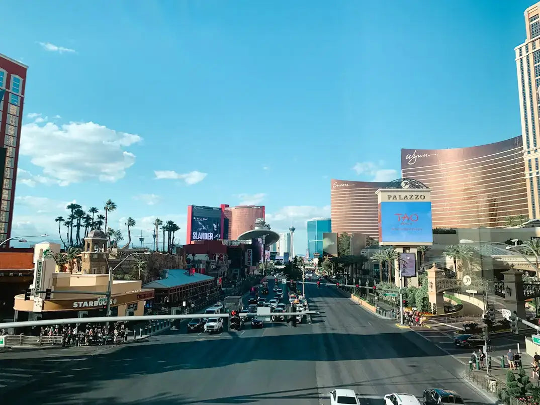 What Makes a Great Vegas Night? Food, Drinks, Games, and Nightlife 🍔🍹🎧