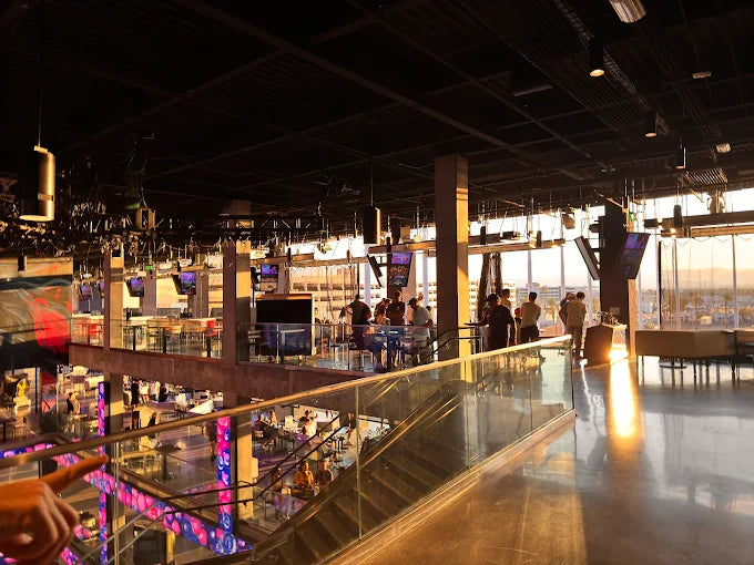 From Rooftops to Neon Lounges: The Ultimate Guide to Las Vegas Cocktail Bars 🍸