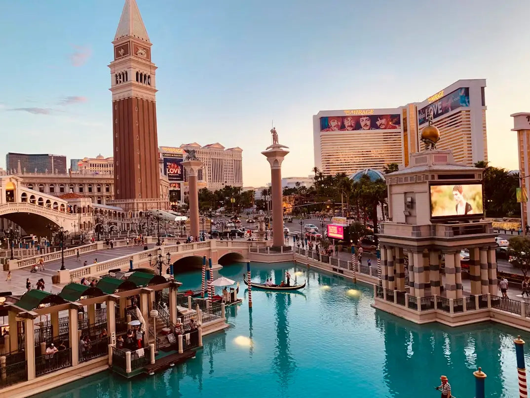 Group-Friendly Restaurants Near The Venetian (That Everyone Will Love) 🍽️🎉