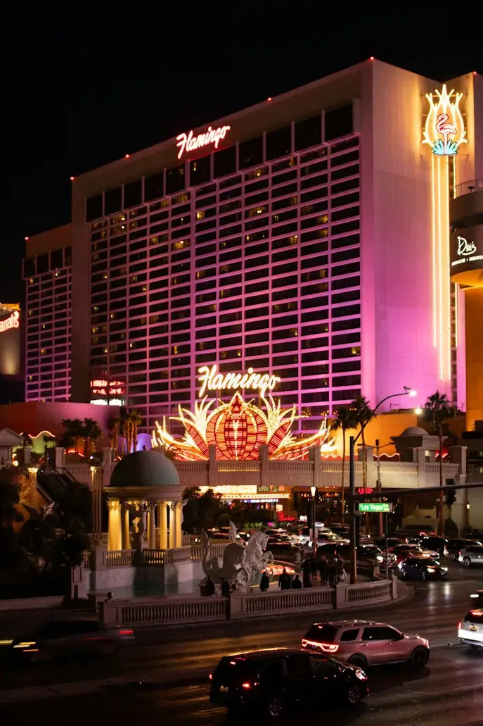 Where to Eat and Play Near Flamingo Las Vegas 🍔⛳