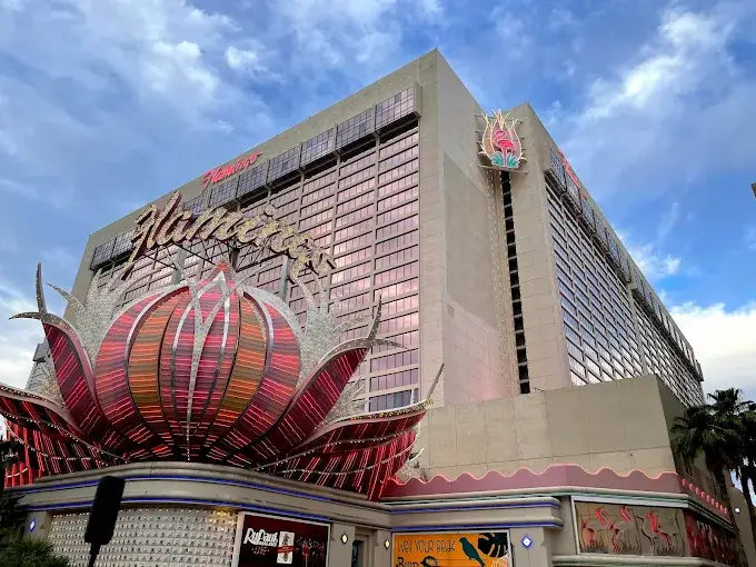 Where to Eat and Play Near Flamingo Las Vegas 🍔⛳