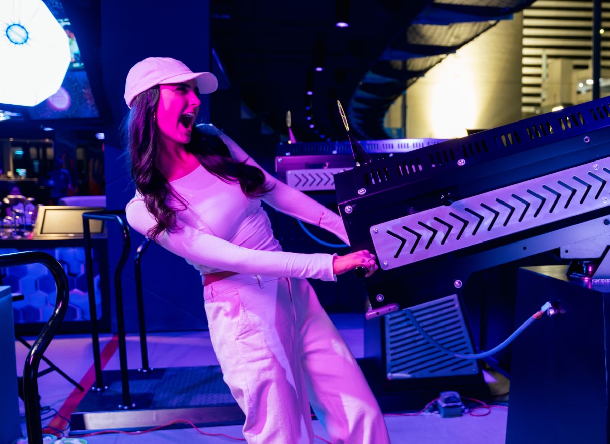 A girl enjoying golf for a fun team building activity in Las Vegas.